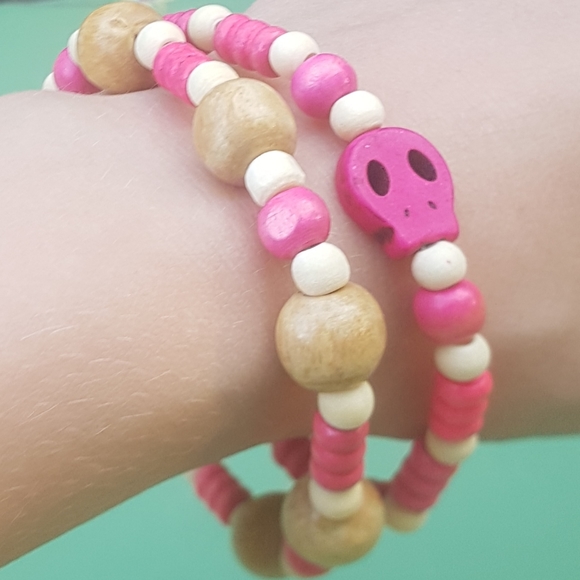 ππ Pair of Pink Skull Wood beaded bracelets - Picture 5 of 10